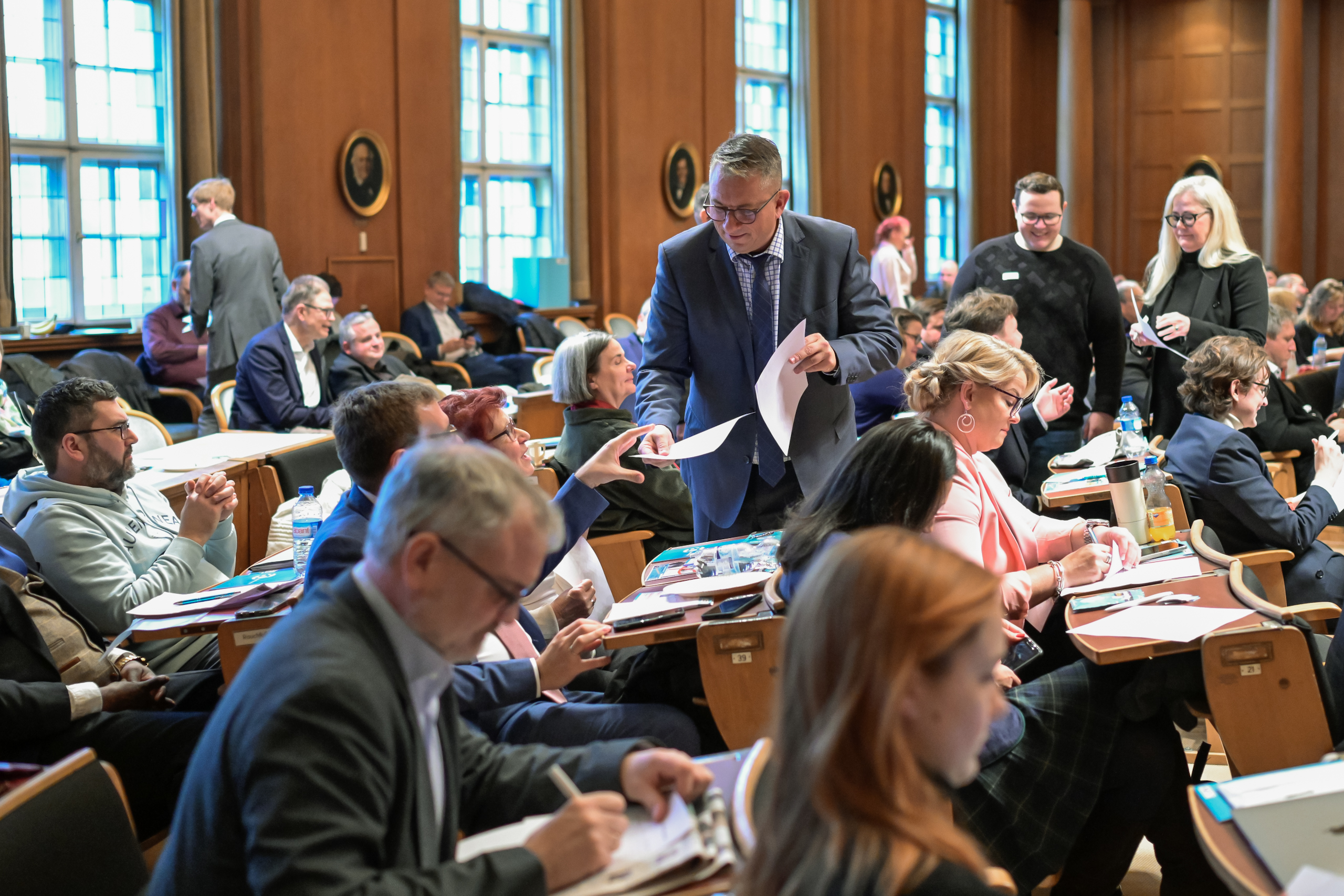 Guido Pschollkowski teilt aus. Es gab lebhafte Debatten und gute Gesprche auf dem Kreisparteitag der CDU im Rathaus Schneberg am 29.November 2026. Foto: M.Wittig